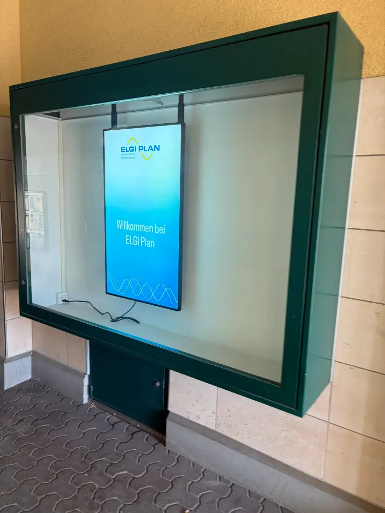MYBOW-WINDOW Digital Signage Screen mit schwarzem Stahlgestell bei ELGI PLAN in Hochdorf