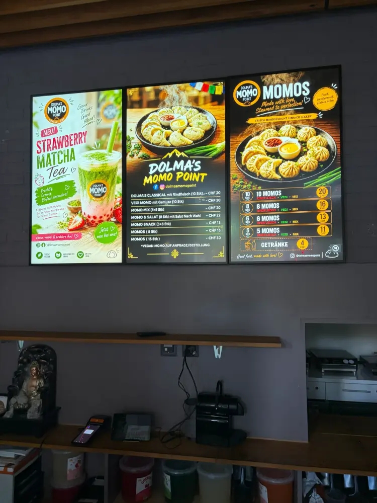 Digitales Menüboard mit drei mybow MOVE-WALL Screens bei Dolma's Momo Point im Metalli Zug