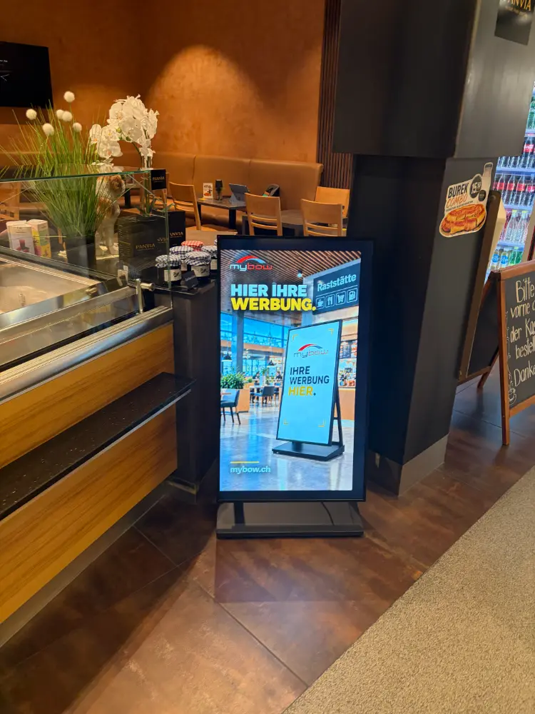 Digitaler Werbescreen bei Panvia Raststätte Knonaueramt Affoltern am Albis