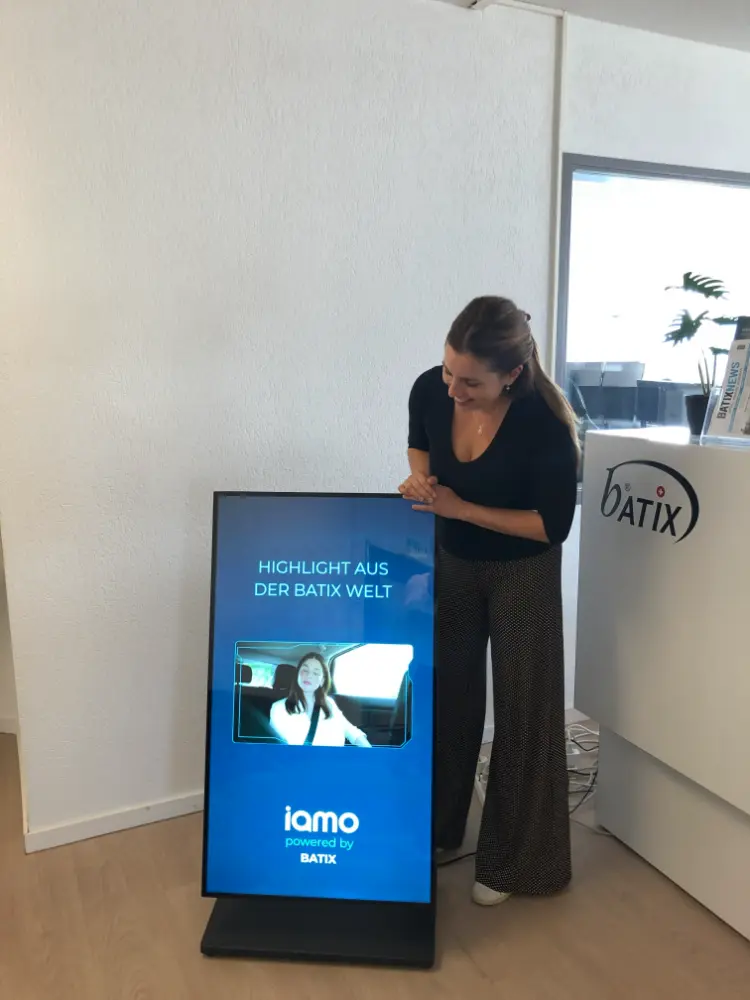 Michelle Müri von BATIX AG mit dem mobilen digitalen Kundenstopper MOVE-MALL