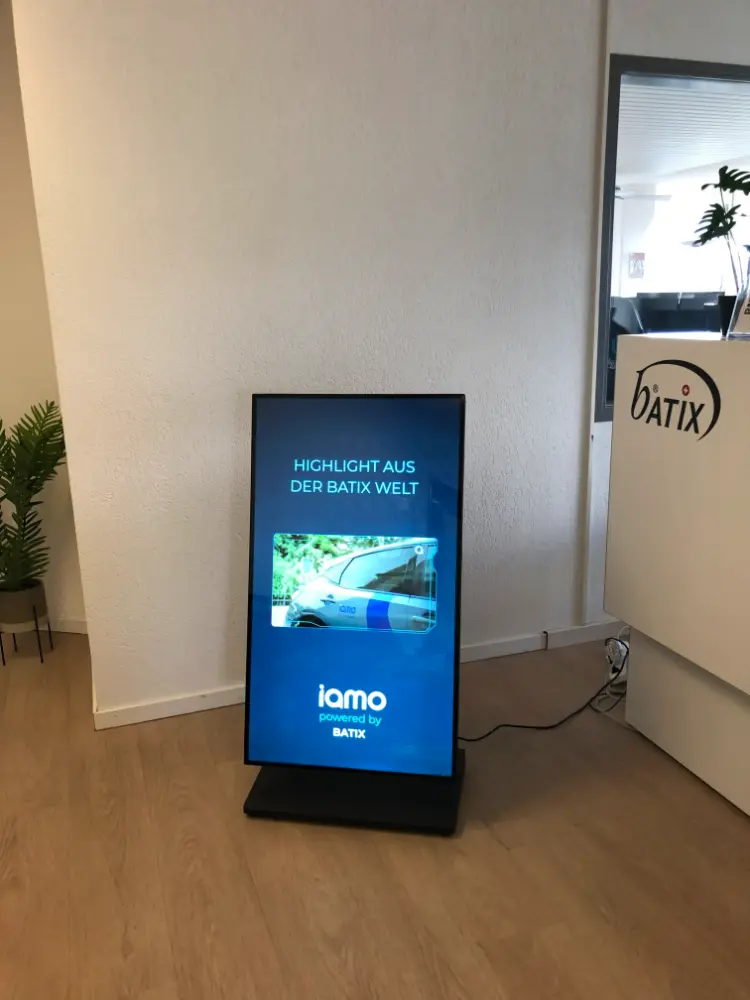 MOVE-MALL digitaler Kundenstopper bei BATIX AG im Eingangsbereich