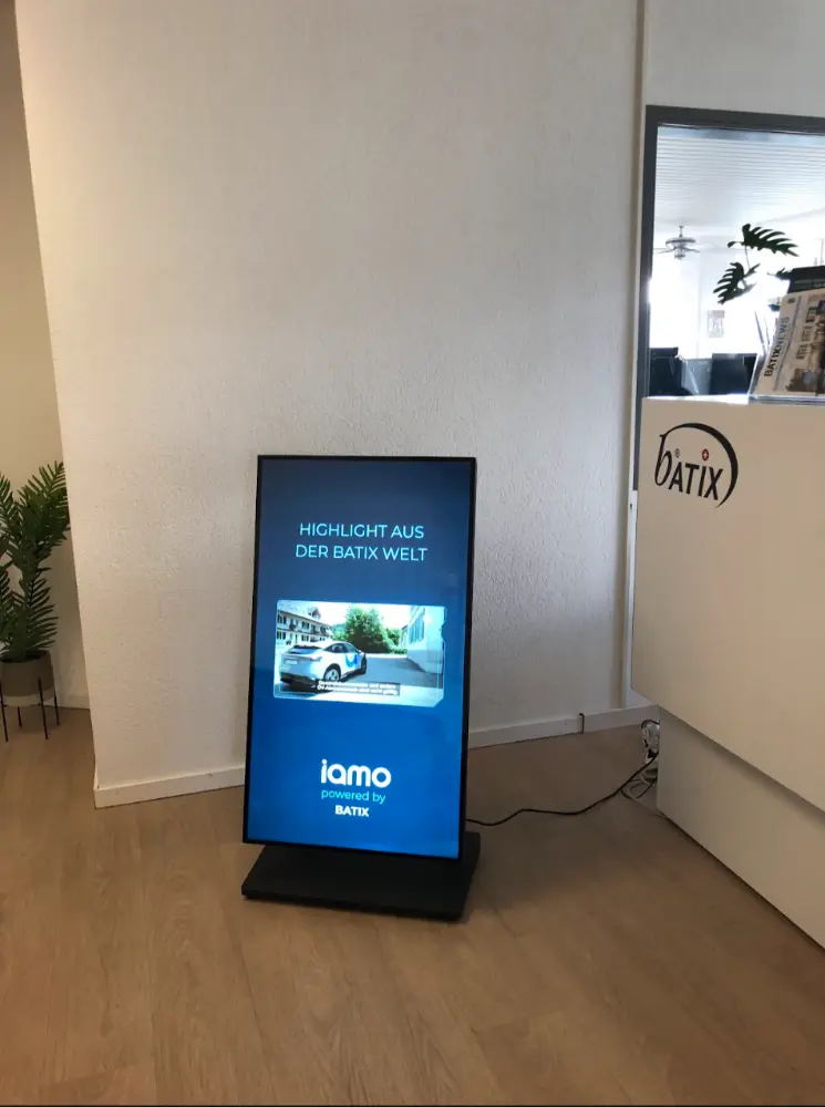 MOVE-MALL doppelseitiger digitaler Kundenstopper bei BATIX AG im Eingangsbereich und an Events
