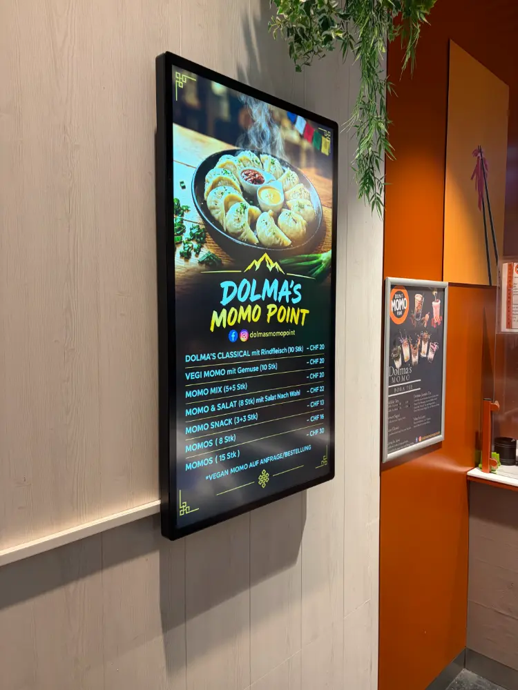 MYBOW-WALL am Eingang von Dolma's Momo Point im Metalli Zug mit zentraler Cloud-Steuerung